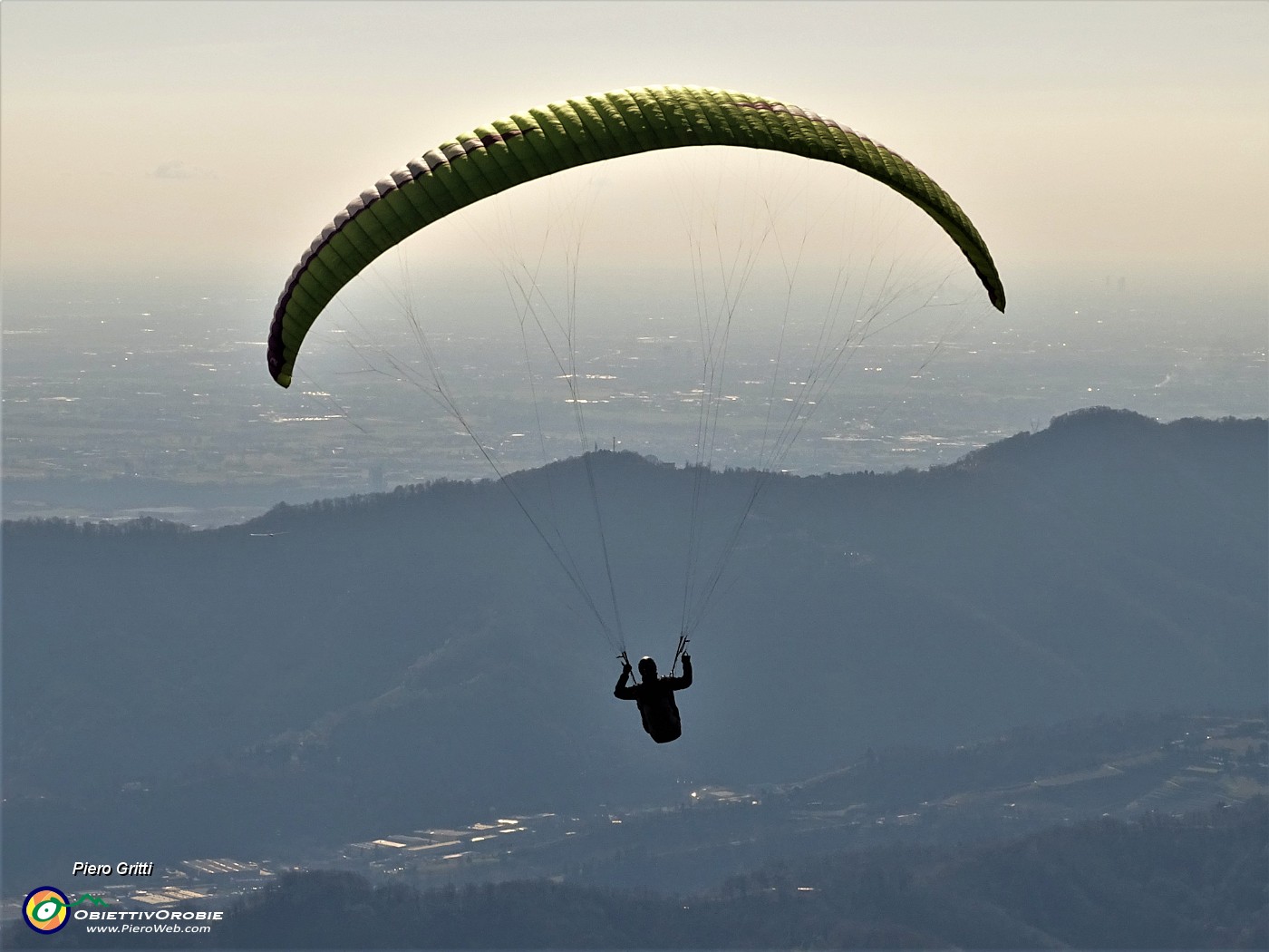 16 Dalla radura prativa prendono il volo oggi molti parapendio.JPG -                                